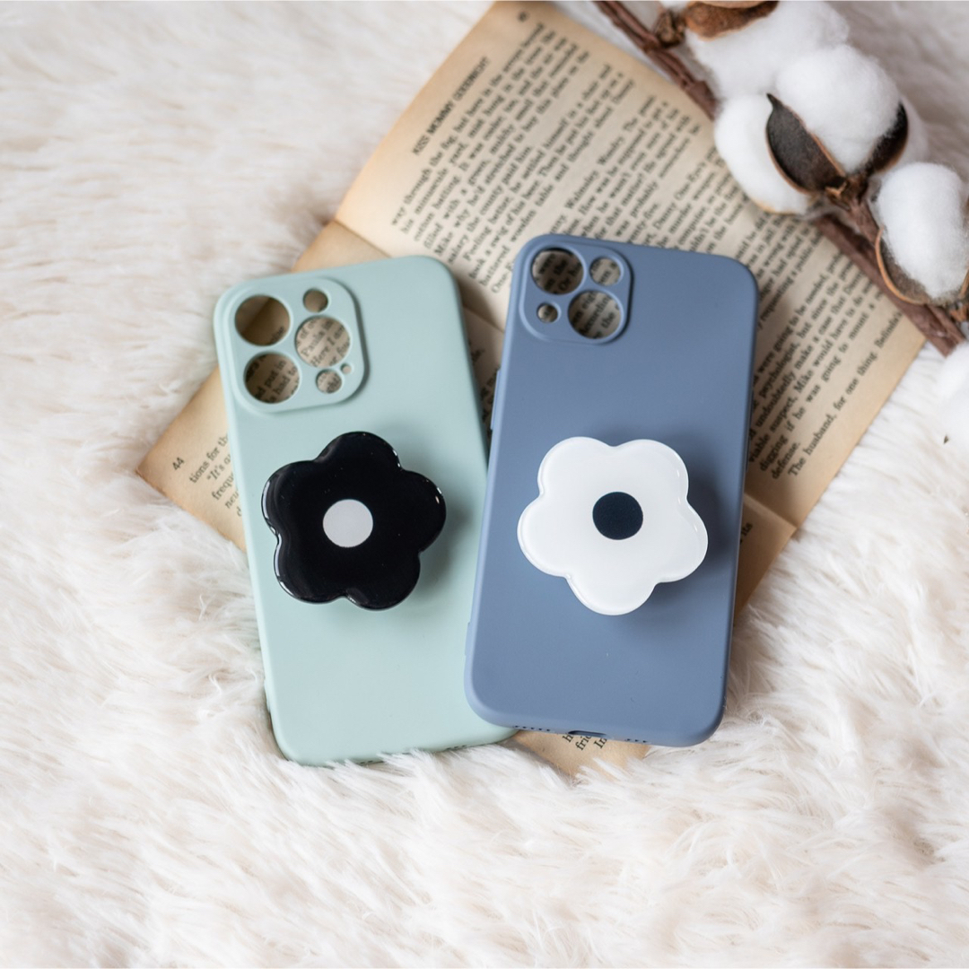 ポップソケット付きiPhoneケース　フラワー　白花　黒花　くすみカラー スマホ/家電/カメラのスマホアクセサリー(iPhoneケース)の商品写真