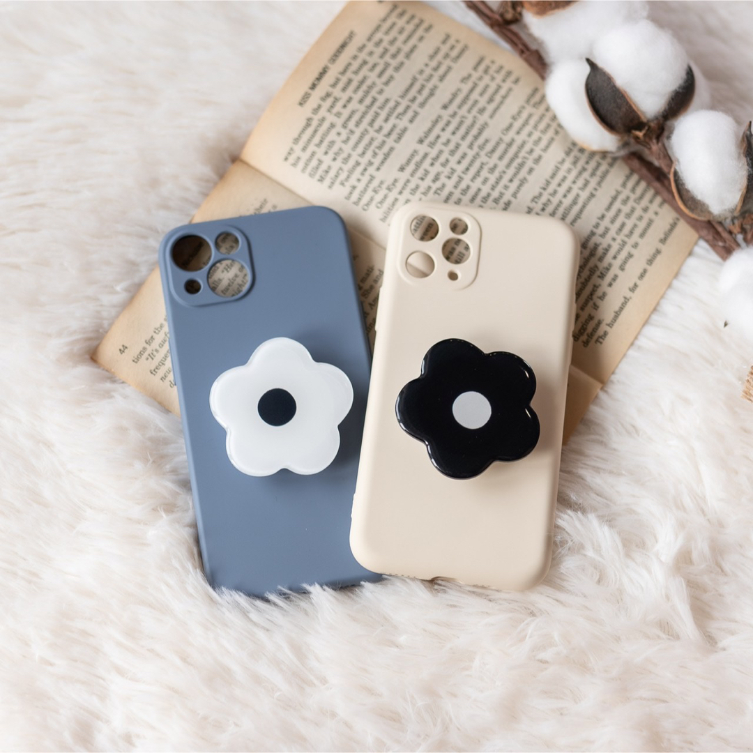 ポップソケット付きiPhoneケース　フラワー　白花　黒花　くすみカラー スマホ/家電/カメラのスマホアクセサリー(iPhoneケース)の商品写真