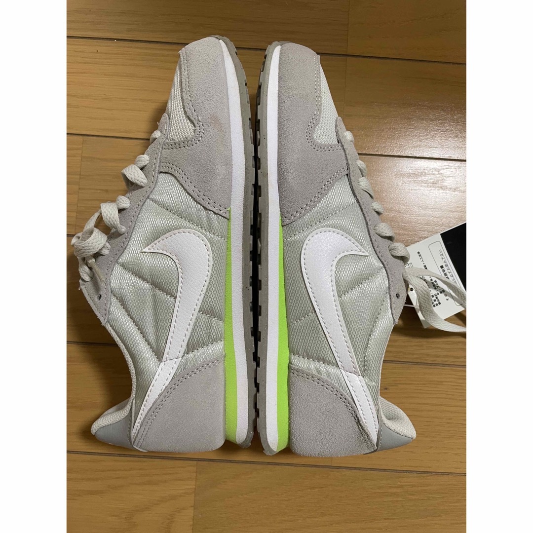 スニーカー新品☆NIKE ウィメンズ　ジニコ　23.5cm (24cm)