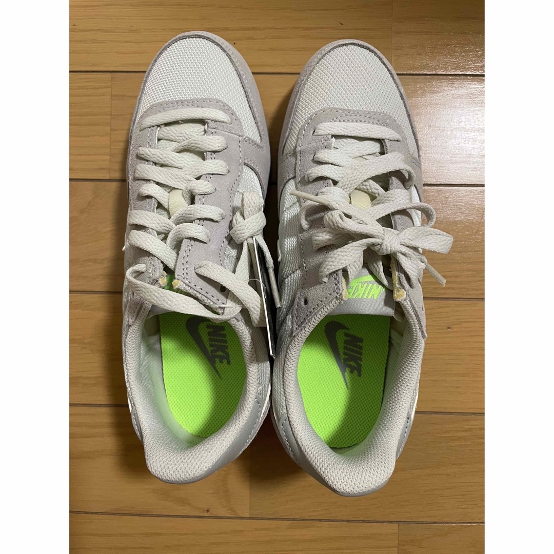 スニーカー新品☆NIKE ウィメンズ　ジニコ　23.5cm (24cm)