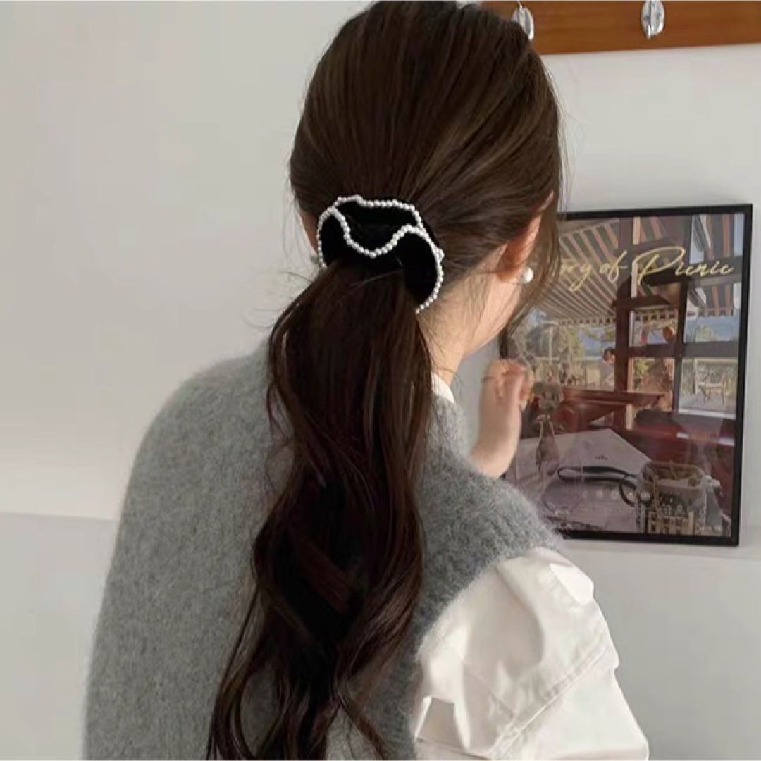 新品　ベルベットシュシュ パールシュシュ ヘアゴム　秋冬　大人可愛い　おしゃれ レディースのヘアアクセサリー(ヘアゴム/シュシュ)の商品写真