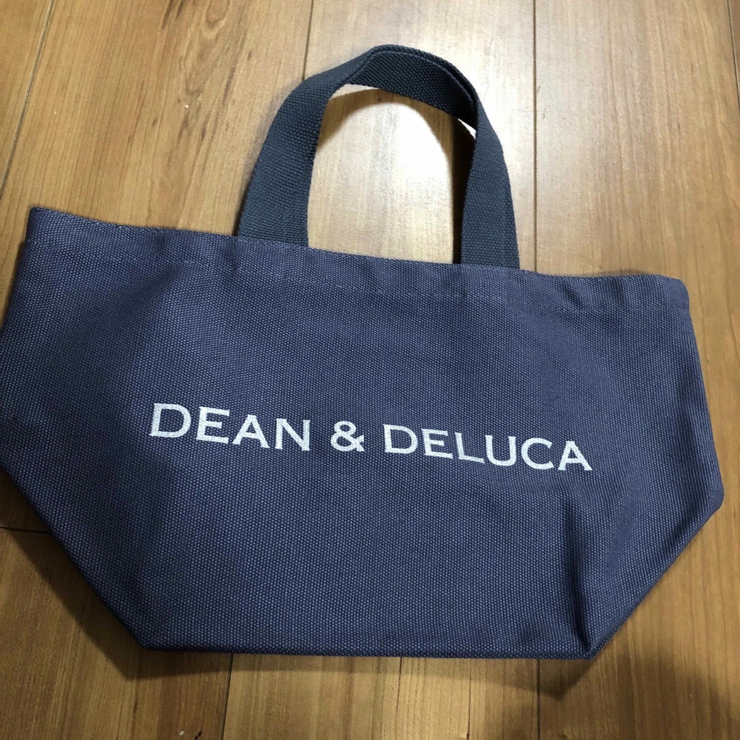 DEAN & DELUCA(ディーンアンドデルーカ)のDEAN & DELUCA　2023チャリティートート　ブルーグレーS レディースのバッグ(トートバッグ)の商品写真