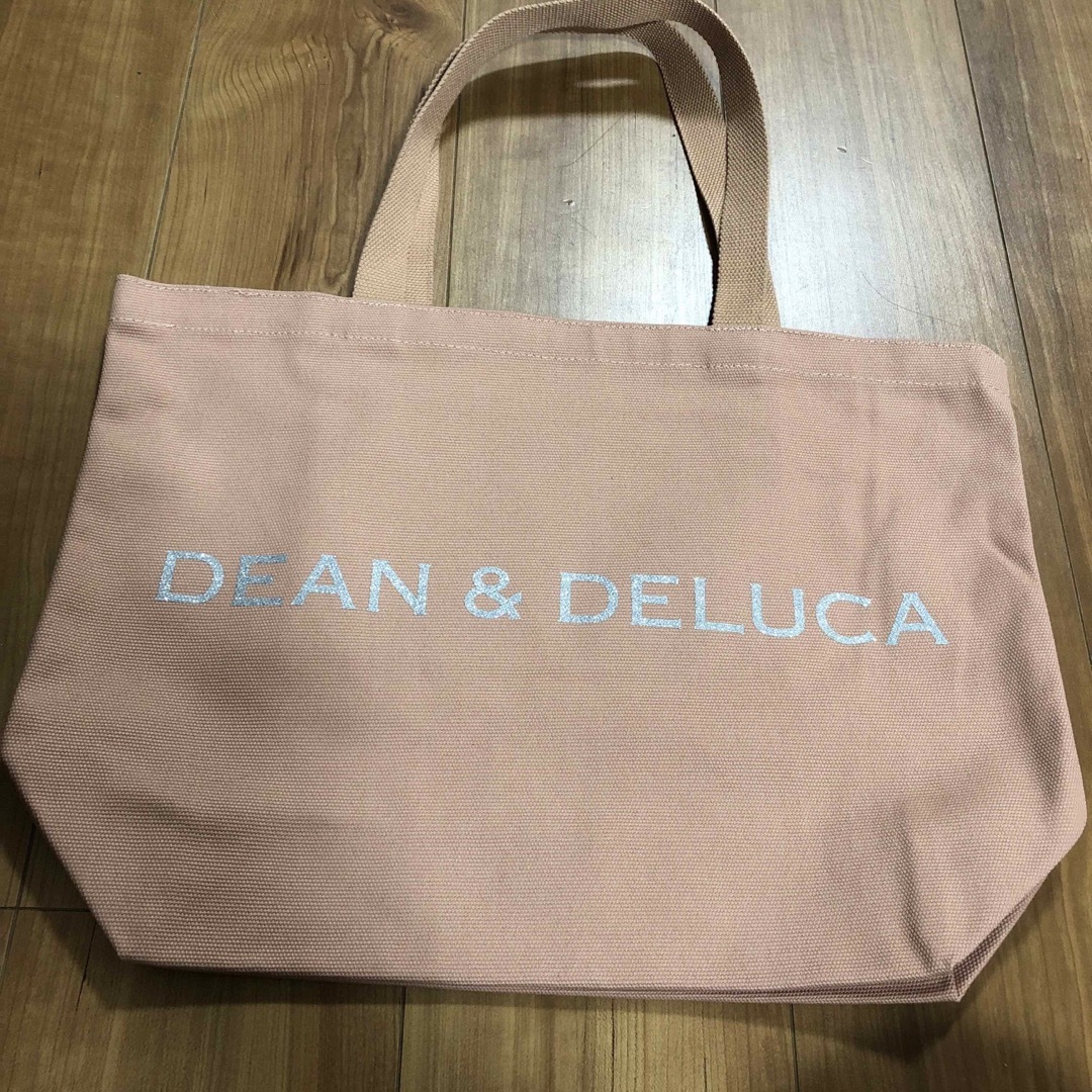 DEAN & DELUCA(ディーンアンドデルーカ)のDEAN & DELUCA　2023チャリティートート　コーラルL レディースのバッグ(トートバッグ)の商品写真