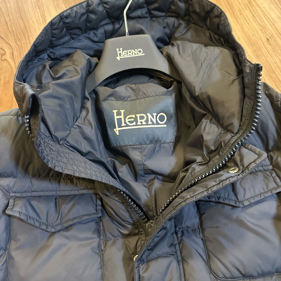 HERNO(ヘルノ)の国内正規品 HERNO ヘルノ POLAR-TECH 50 紺 ビームス 美品 メンズのジャケット/アウター(ダウンジャケット)の商品写真
