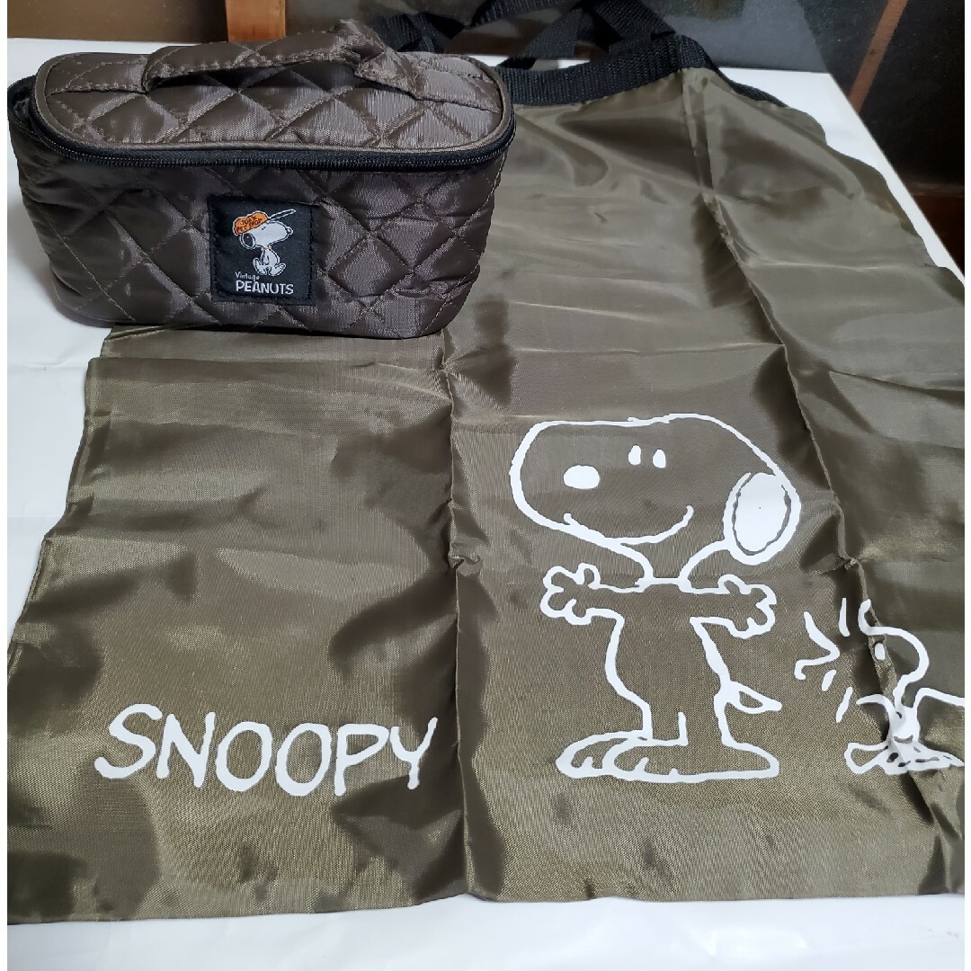 SNOOPY(スヌーピー)の新品に近い美品SNOOPY エコバッグ、バニティ-ポ-チ、合計2点グリーン エンタメ/ホビーのおもちゃ/ぬいぐるみ(キャラクターグッズ)の商品写真