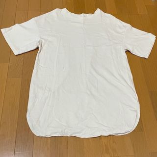 ジーユー(GU)の白Tシャツ　無地　シンプル　丸襟　スリッド　ジーユー(Tシャツ(半袖/袖なし))