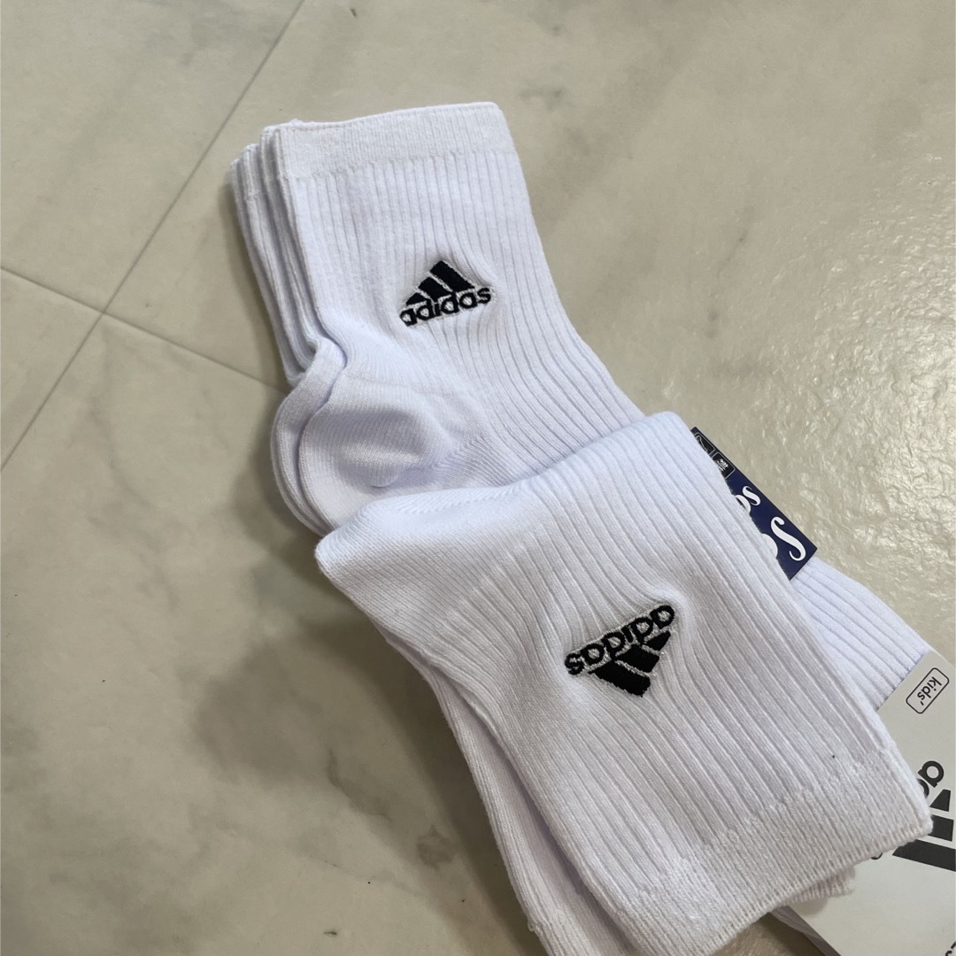 adidas(アディダス)のアディダス　靴下　23-25cm 3足組　新品 キッズ/ベビー/マタニティのこども用ファッション小物(靴下/タイツ)の商品写真