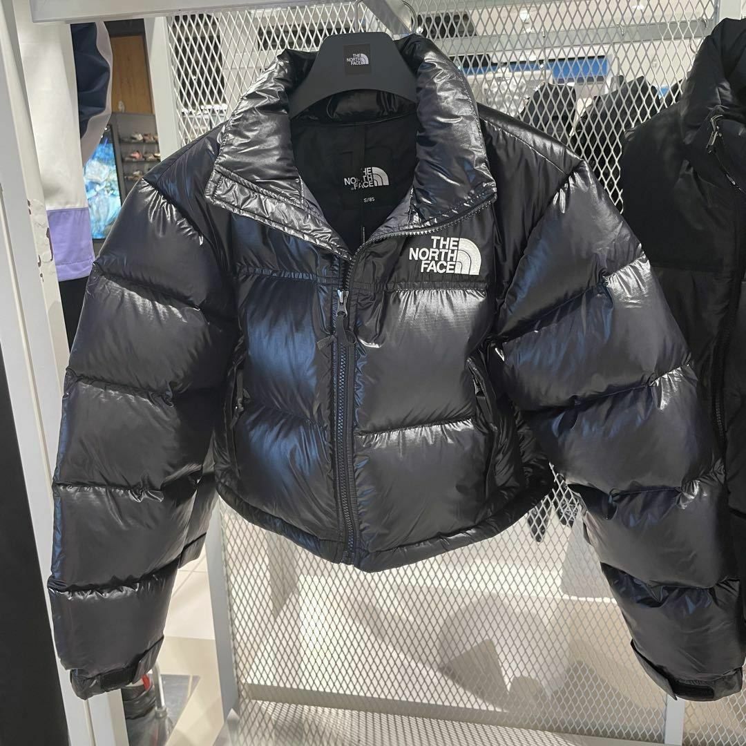 THE NORTH FACE(ザノースフェイス)の海外限定　ノースフェイス　ショートヌプシジャケット M ブラック レディースのジャケット/アウター(ダウンジャケット)の商品写真