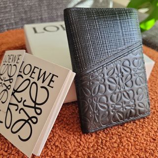 ロエベ(LOEWE)の人気モデル【美品】早い者勝ちです！【LOEWE】ユニセックス二つ折りカードケース(名刺入れ/定期入れ)