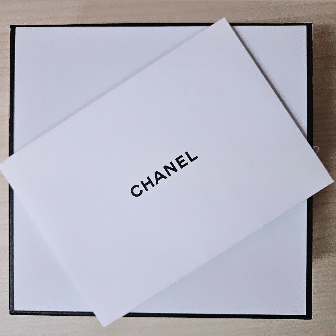 CHANEL(シャネル)のCHANEL ラッピングボックス空箱 ギフトカード２枚 ハンドメイドの文具/ステーショナリー(カード/レター/ラッピング)の商品写真