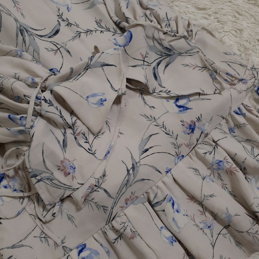 SNIDEL(スナイデル)のスナイデル　SNIDEL　袖りぼん　フリル袖　マーメイド　花柄　ワンピース レディースのワンピース(ミニワンピース)の商品写真