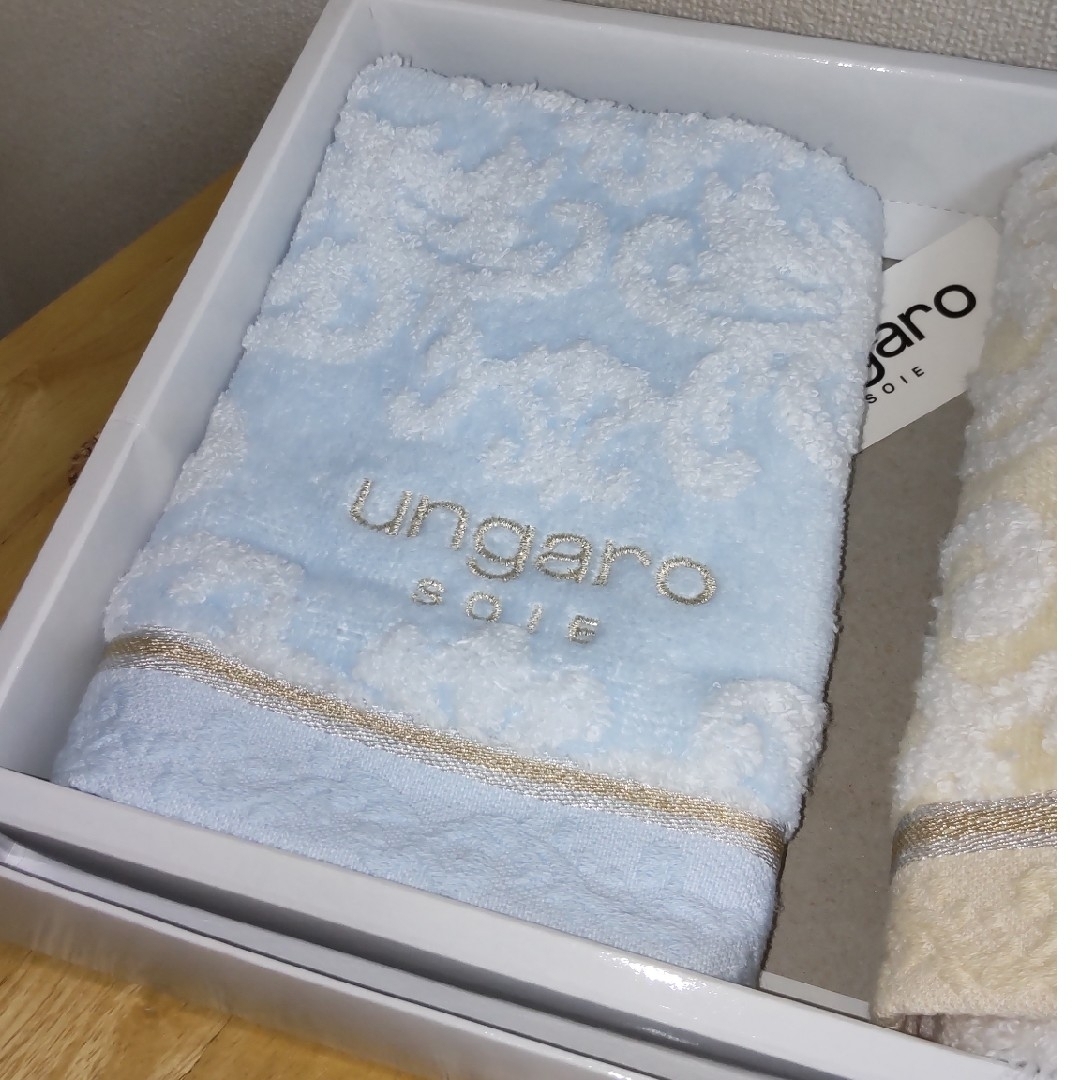 ungaro SOIE(ウンガロソワ)のungaro  ハンドタオル レディースのファッション小物(ハンカチ)の商品写真