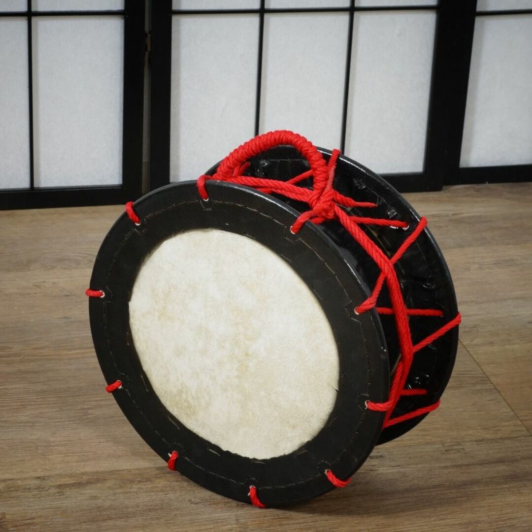 新品】【蔵出し】締め太鼓 牛 革 和太鼓 バチ付き 台付き 平太鼓 - 和楽器