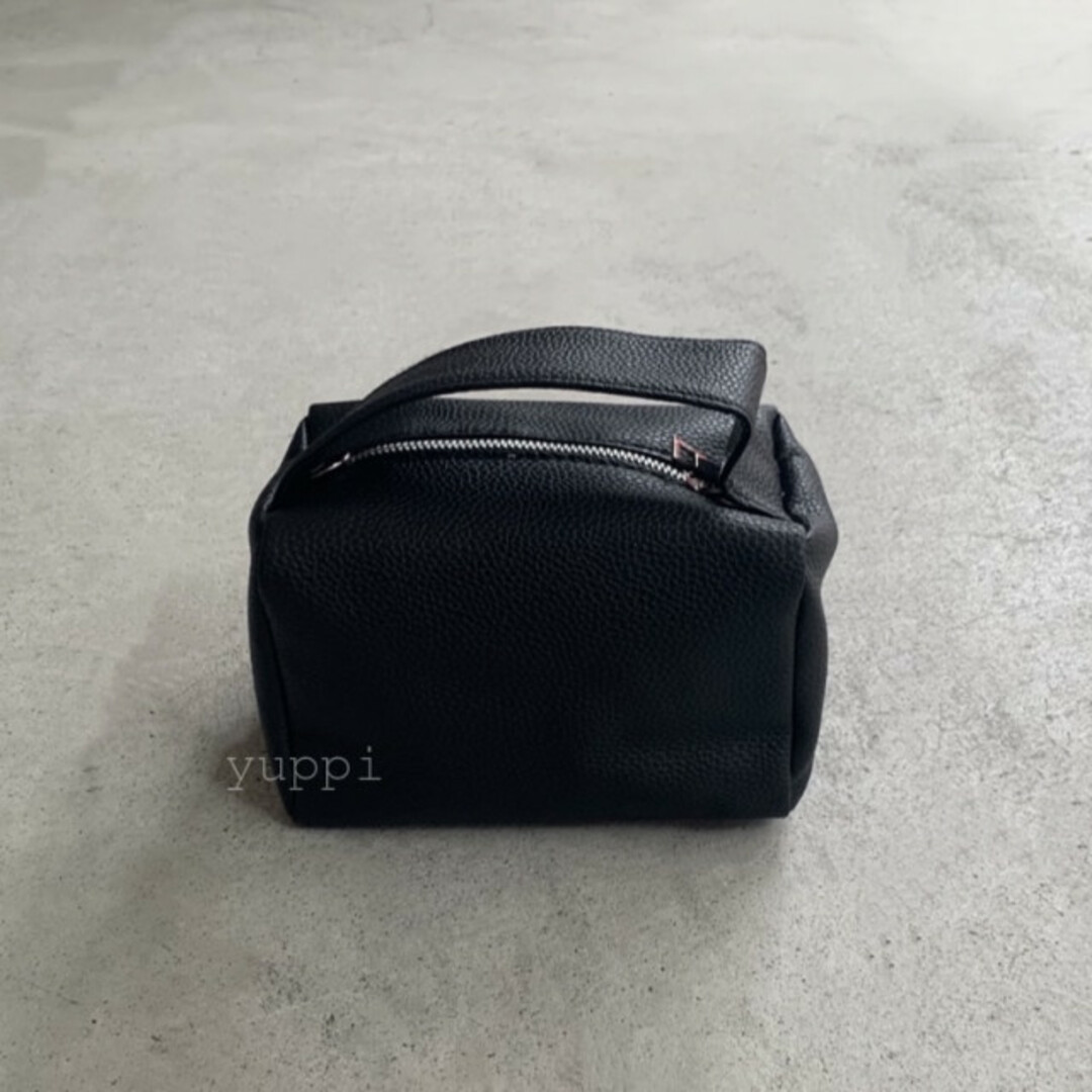スクエア ボックス ショルダーバック おしゃれ ブラック 黒 大人気 綺麗 美品 レディースのバッグ(ショルダーバッグ)の商品写真