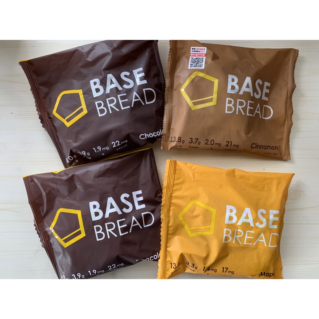 ベースフード BASE BREAD  4袋　チョコレート　シナモン　メープル 食品/飲料/酒の食品(パン)の商品写真