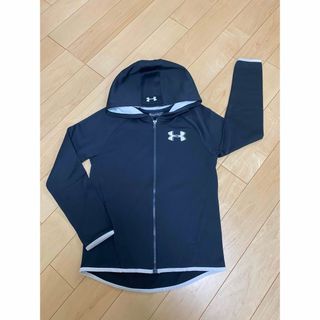 アンダーアーマー(UNDER ARMOUR)の【匿名配送】UNDER ARMOUR  パーカー　フーディー  YLG(ジャケット/上着)