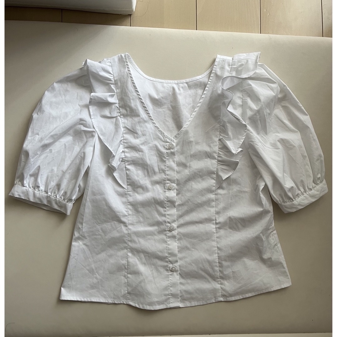 GU(ジーユー)のGU 白トップス レディースのトップス(カットソー(半袖/袖なし))の商品写真