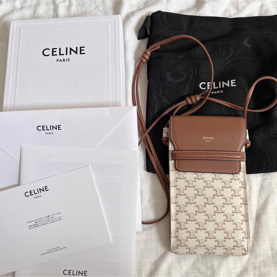 CELINE フラップ付きモバイルポーチ　トリオンフキャンバス&ラムスキン　タン | フリマアプリ ラクマ