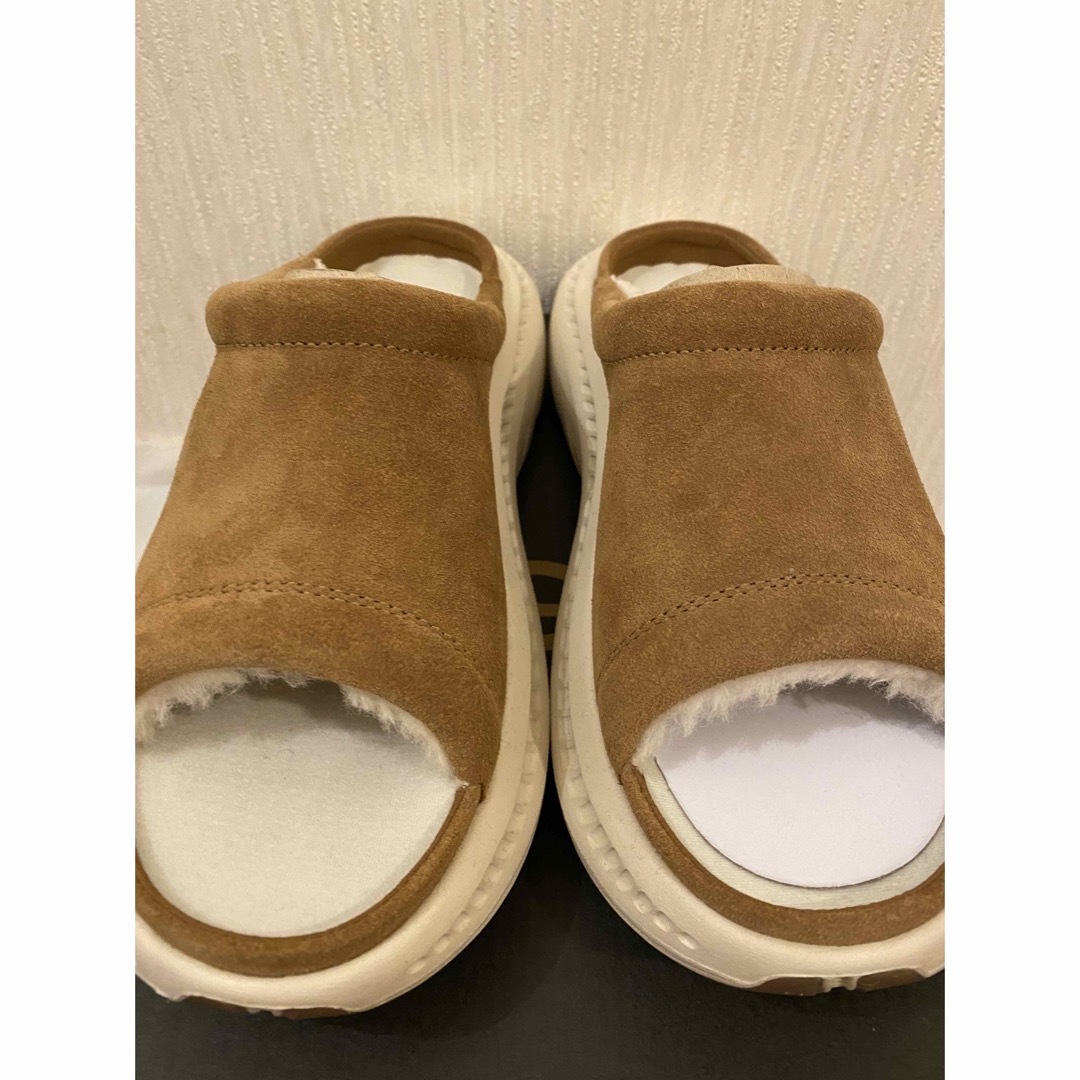 UGG(アグ)のUGG アグ CA805 V2 SLIDE シーエー ボアサンダル　23.5 レディースの靴/シューズ(サンダル)の商品写真