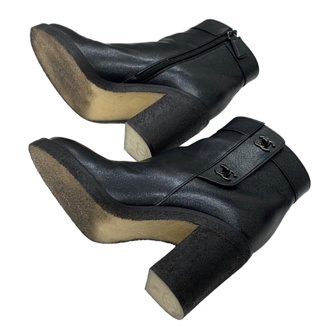CHANEL(シャネル)のシャネル CHANEL ブーツ ショートブーツ 靴 シューズ ターンロック ココマーク ラメ レザー ブラック 黒 レディースの靴/シューズ(ブーツ)の商品写真