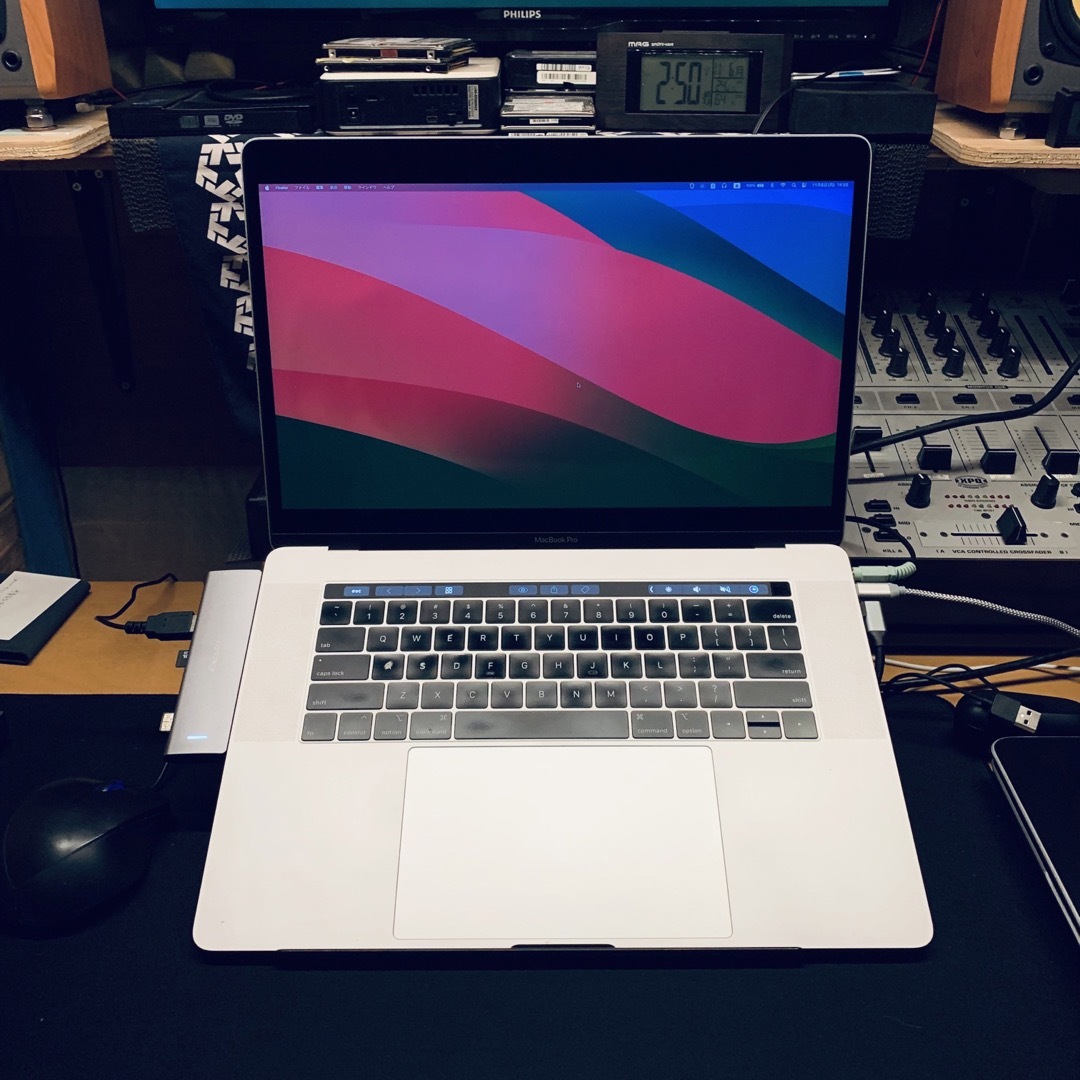 MacBook Pro 2018 15インチ 16G USキーボード 付属品有のサムネイル