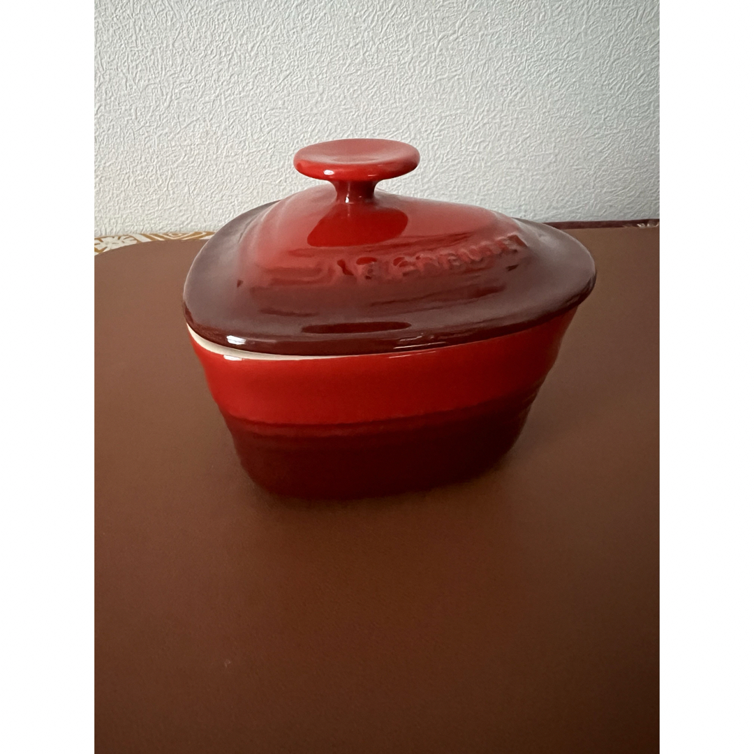 LE CREUSET(ルクルーゼ)のル・クルーゼ　ラムカン・ダムール（蓋付き）チェリーレッド インテリア/住まい/日用品のキッチン/食器(容器)の商品写真