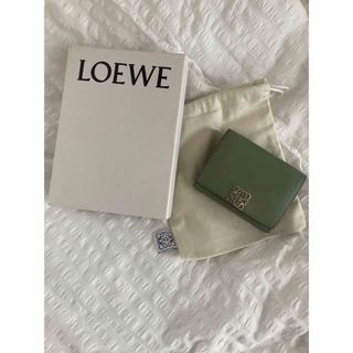 ロエベ(LOEWE)のアナグラムトライフォールドウォレット ローズマリー ロエベ(折り財布)