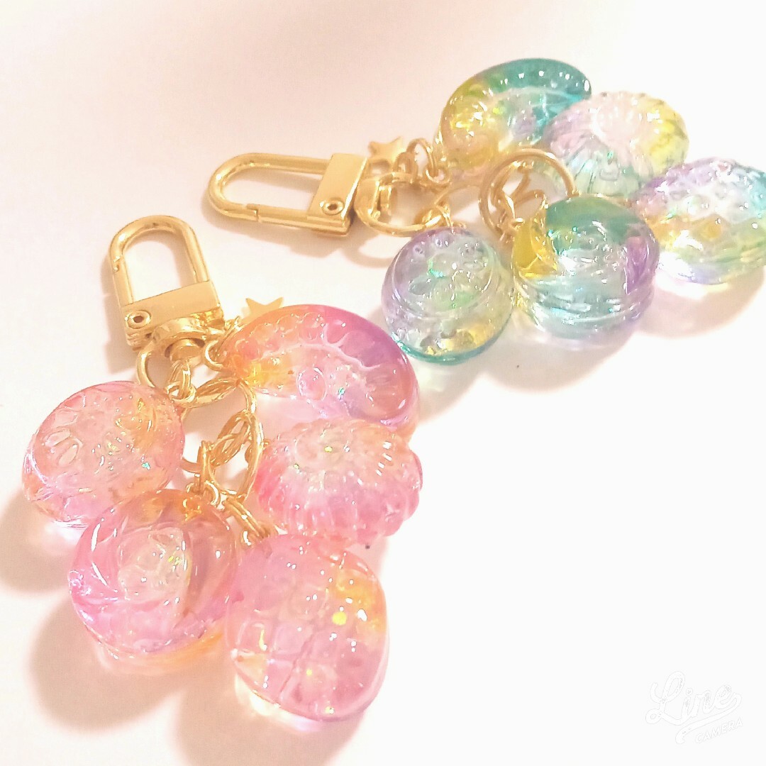 ドロップ　キーホルダー　バッグチャーム　ハンドメイド　レジン　虹色　オーロラ ハンドメイドのファッション小物(バッグチャーム)の商品写真