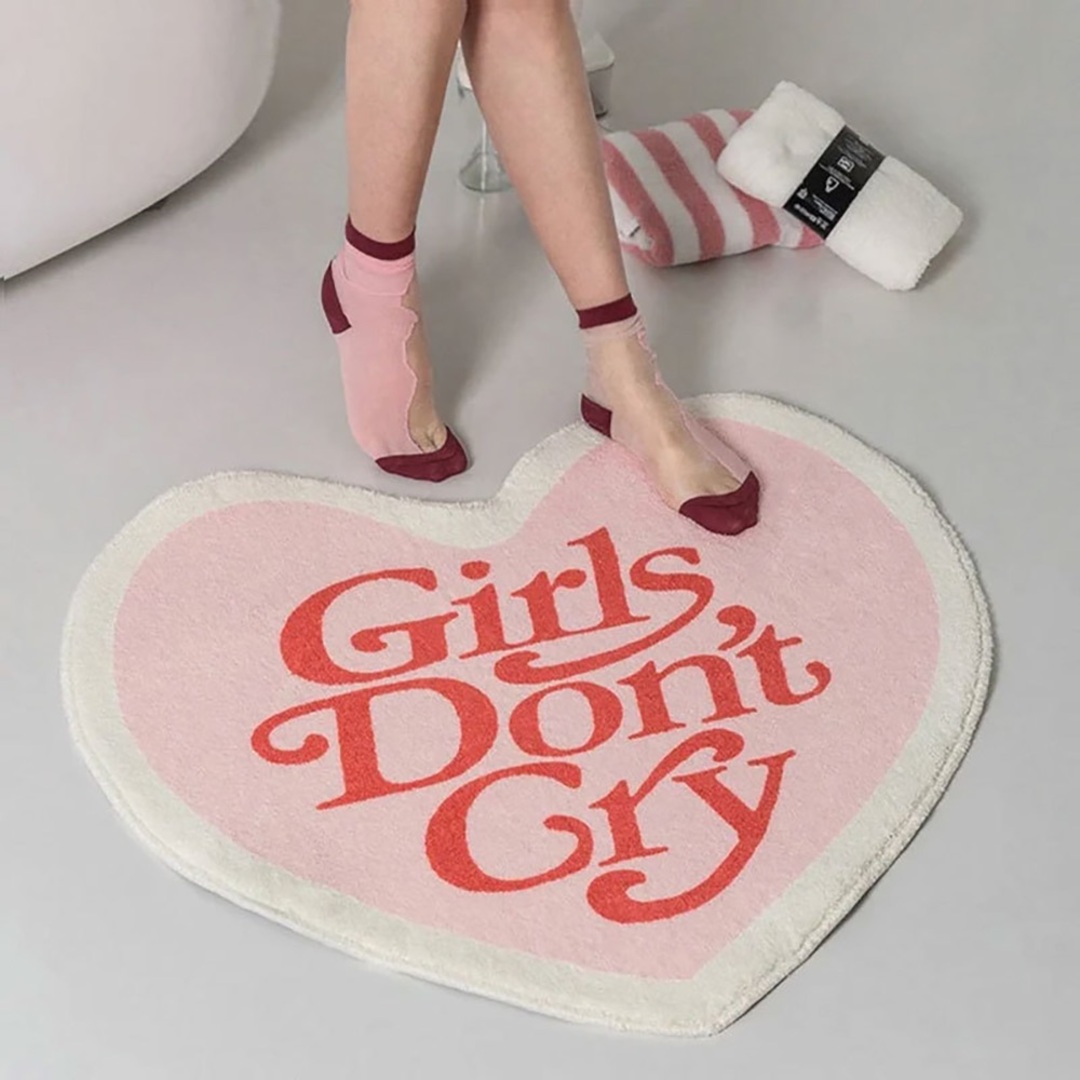 ピンク ハート ドアマット 60×60cm Girls Don't Cry インテリア/住まい/日用品のラグ/カーペット/マット(玄関マット)の商品写真