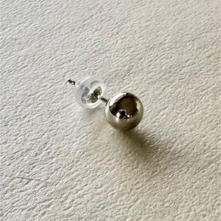 プラチナピアス 片耳 丸玉ピアス  6mmpt900プラチナシリコンキャッチ付き(ピアス(片耳用))