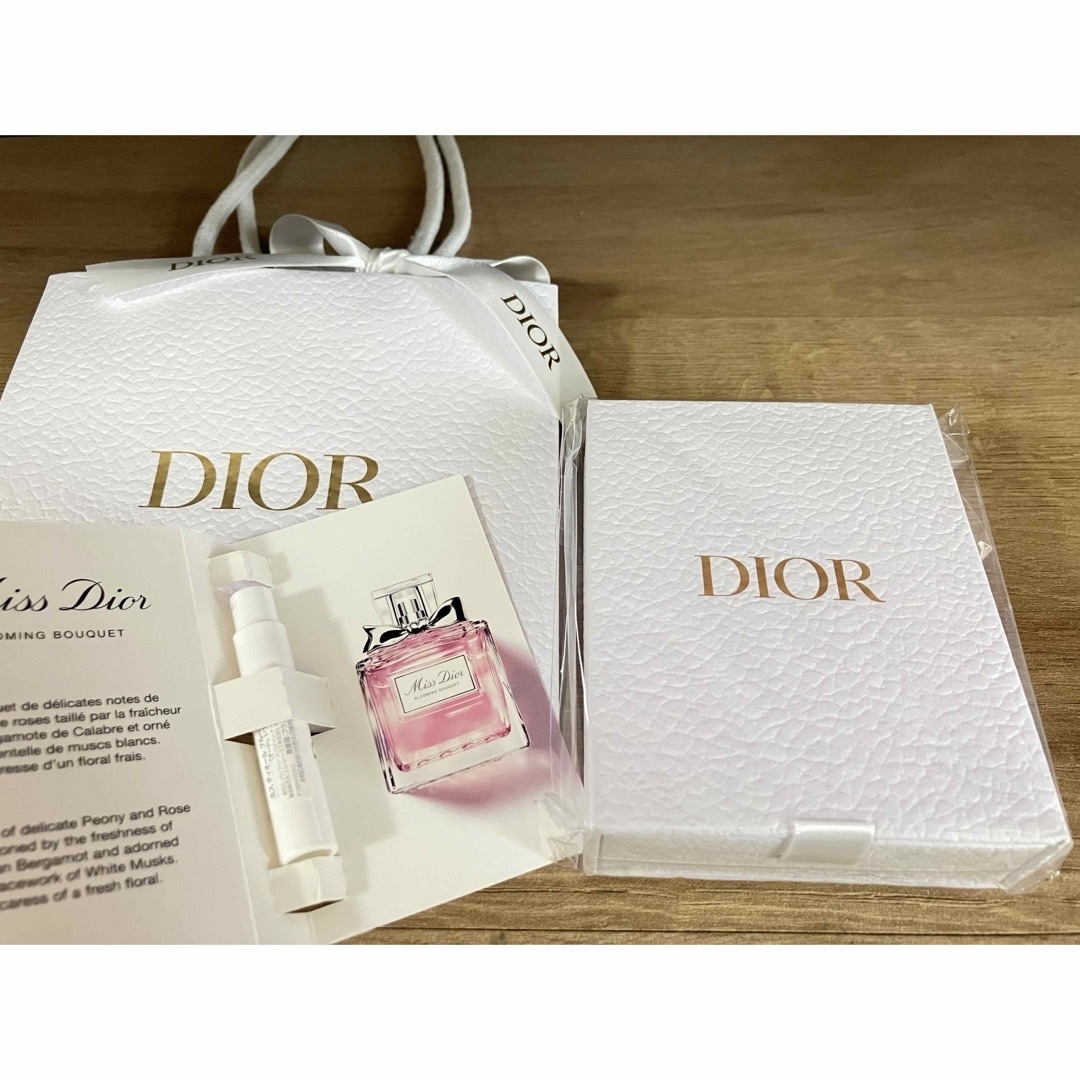 Christian Dior(クリスチャンディオール)のディオール　携帯ストラップ　オシャレ　ミニ香水　ミスディオール   ショッパー付 レディースのアクセサリー(チャーム)の商品写真