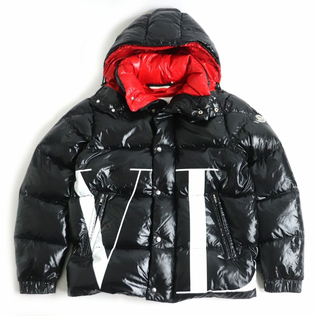 MONCLER(モンクレール)の良品□18-19AW ヴァレンティノ×モンクレール QV0CN00ACUX VLTNロゴプリント WZIP フーデッド ダウンジャケット 黒×赤 44 正規品 メンズ メンズのジャケット/アウター(ダウンジャケット)の商品写真