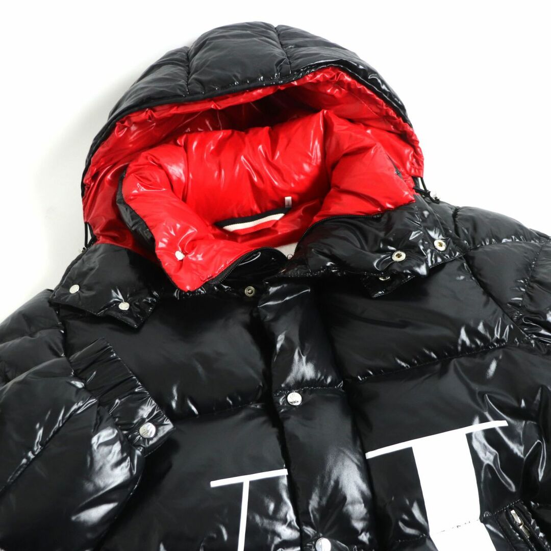 MONCLER(モンクレール)の良品□18-19AW ヴァレンティノ×モンクレール QV0CN00ACUX VLTNロゴプリント WZIP フーデッド ダウンジャケット 黒×赤 44 正規品 メンズ メンズのジャケット/アウター(ダウンジャケット)の商品写真