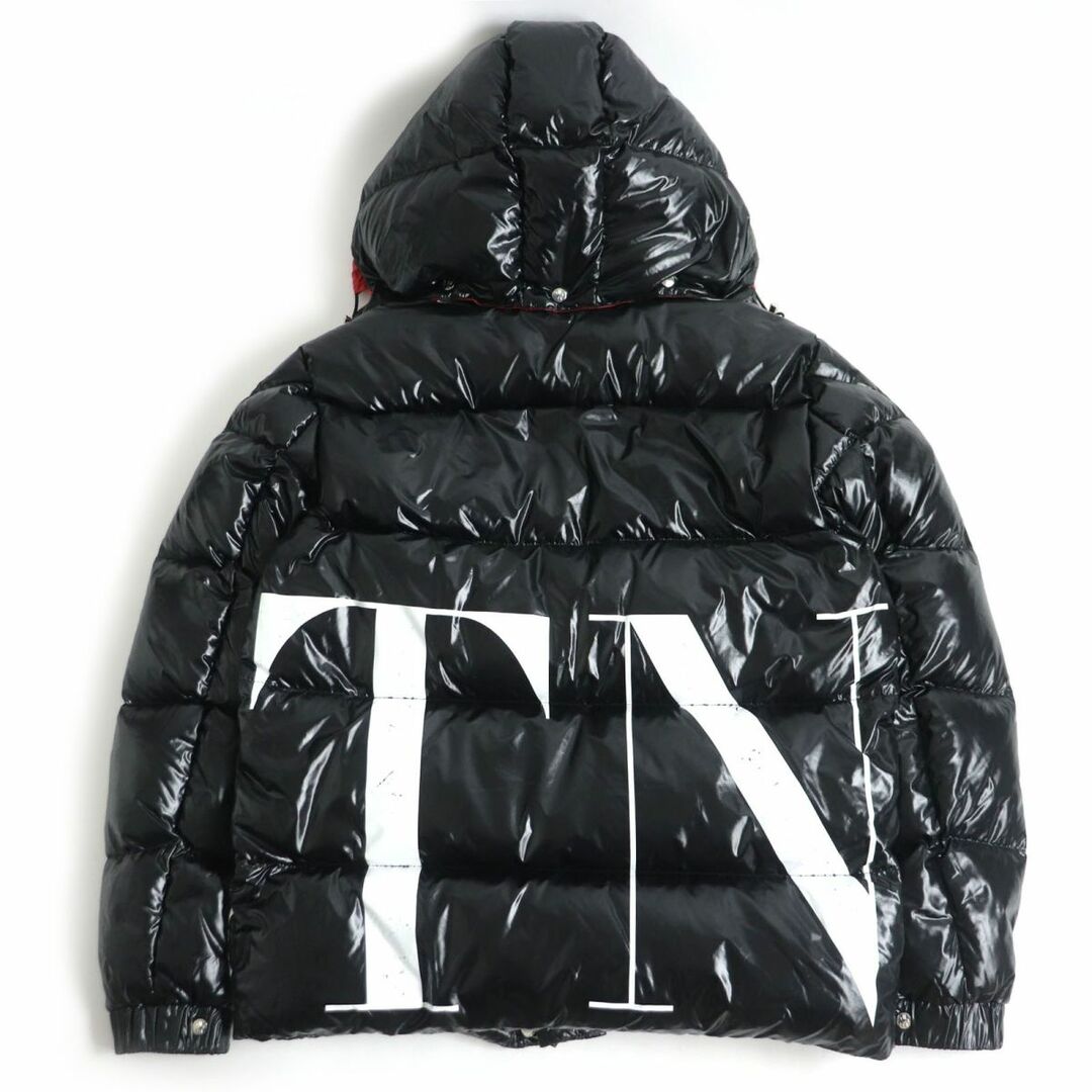 MONCLER(モンクレール)の良品□18-19AW ヴァレンティノ×モンクレール QV0CN00ACUX VLTNロゴプリント WZIP フーデッド ダウンジャケット 黒×赤 44 正規品 メンズ メンズのジャケット/アウター(ダウンジャケット)の商品写真