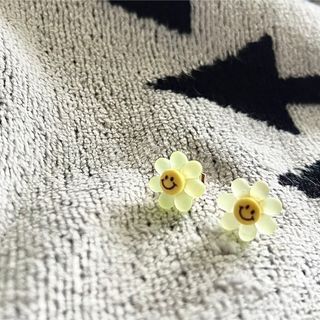 スマイル　スマイリーフラワー　ピアス　ハンドメイド(ピアス)