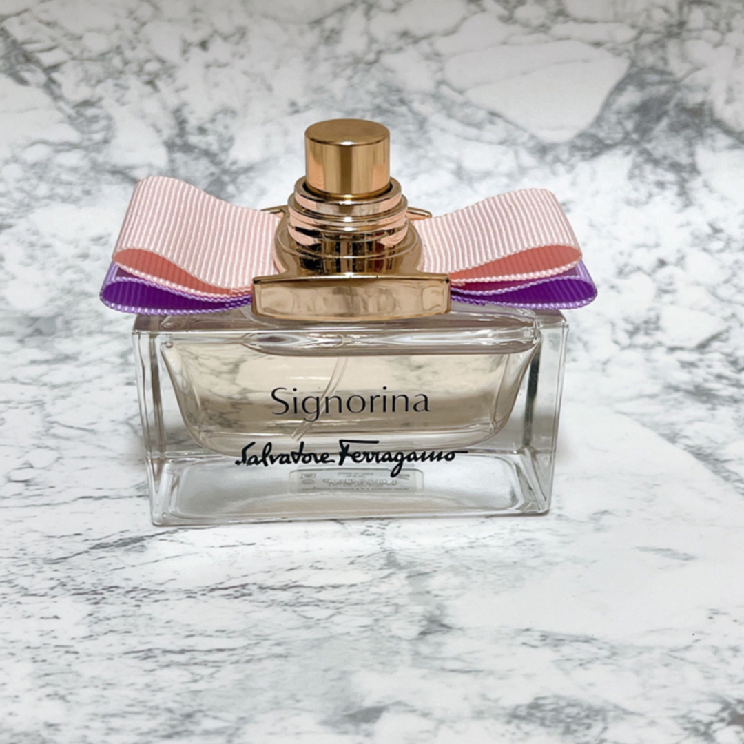 Salvatore Ferragamo(サルヴァトーレフェラガモ)のシニョリーナ　オーデトワレ　サルヴァトーレ　フェラガモ　30ml  コスメ/美容の香水(ユニセックス)の商品写真