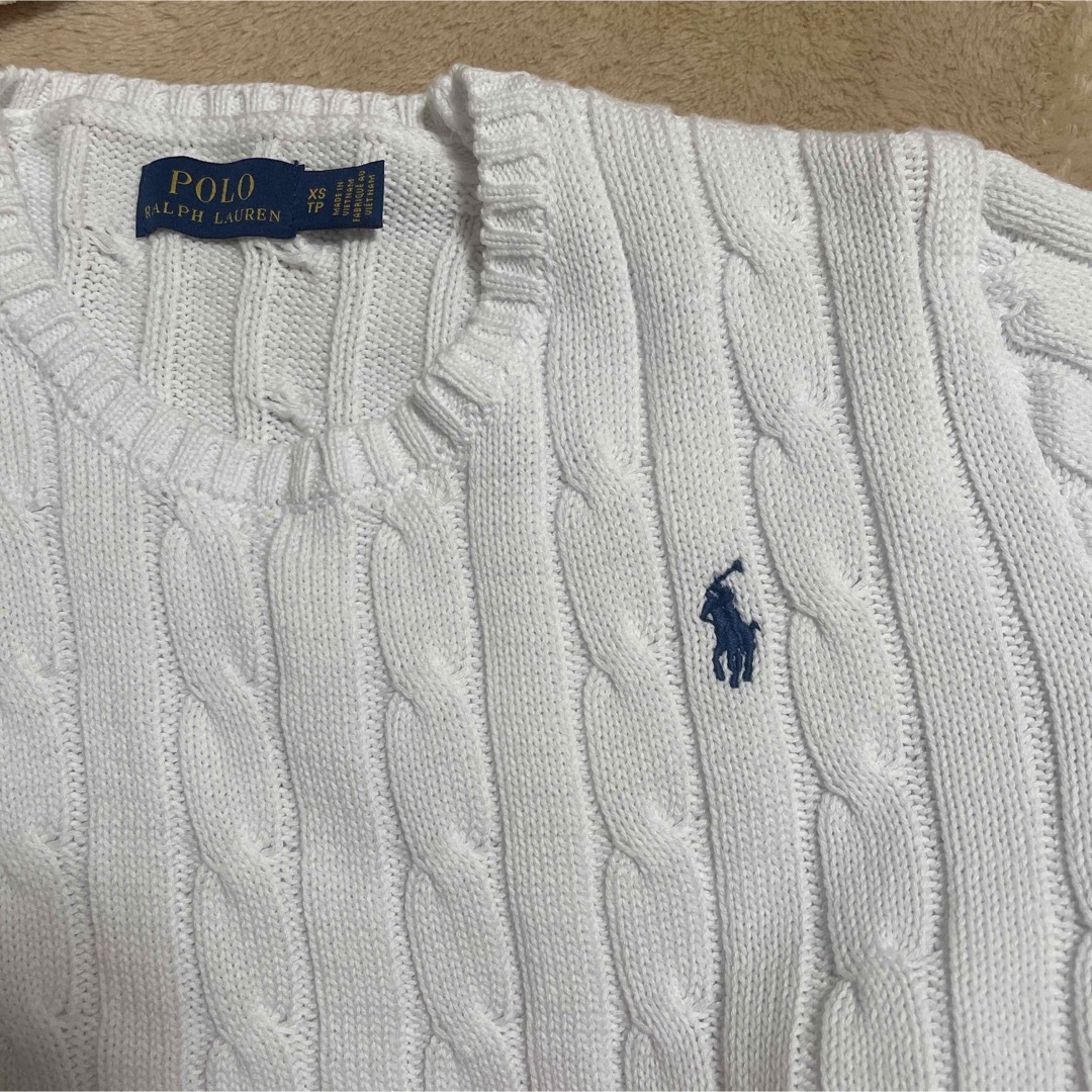 POLO RALPH LAUREN(ポロラルフローレン)のPOLO ラルフローレン　ケーブルニット　オフホワイト　ワンポイント刺繍 レディースのトップス(ニット/セーター)の商品写真