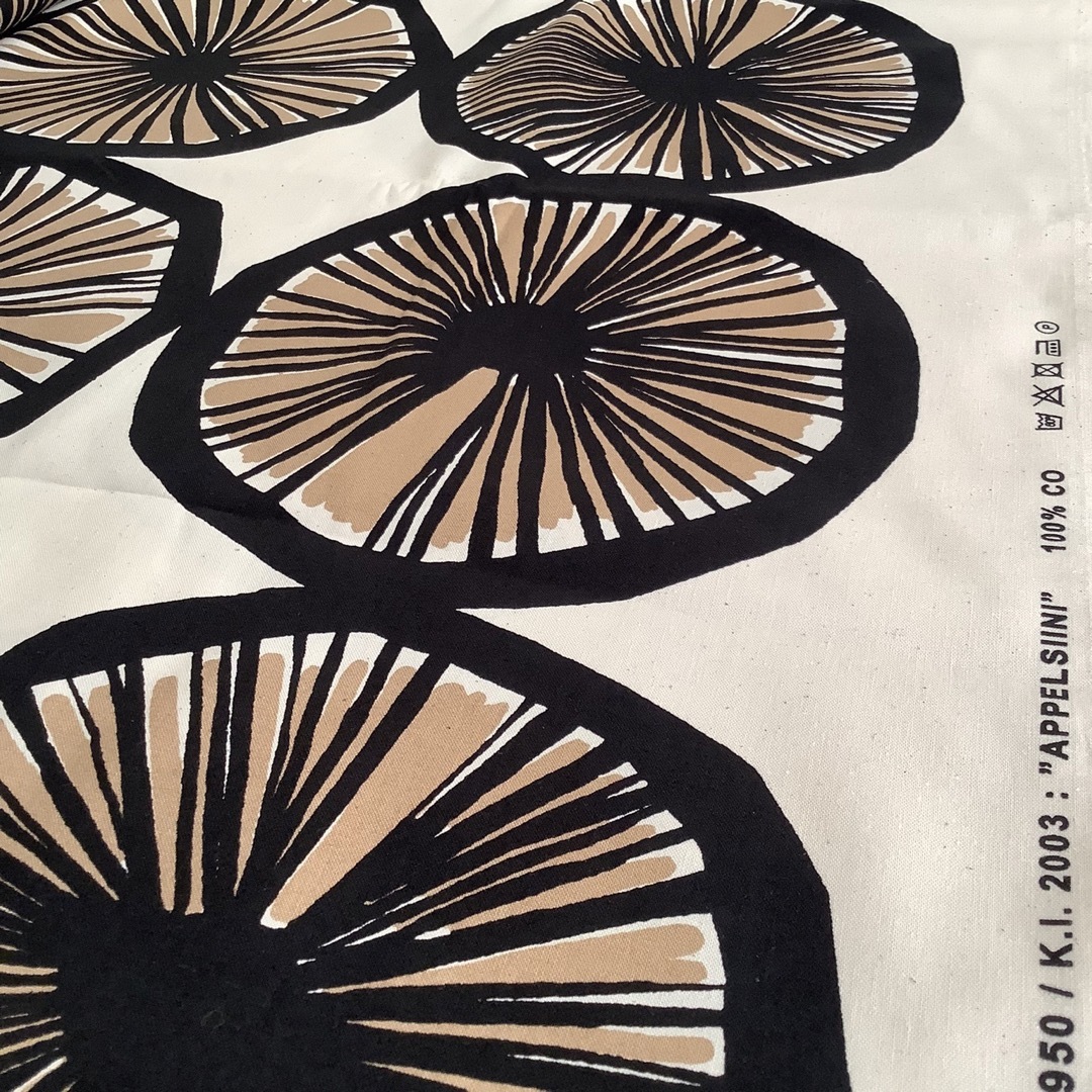 marimekko(マリメッコ)のマリメッコ Appelsiini コットンファブリック 1m ハンドメイドの素材/材料(生地/糸)の商品写真
