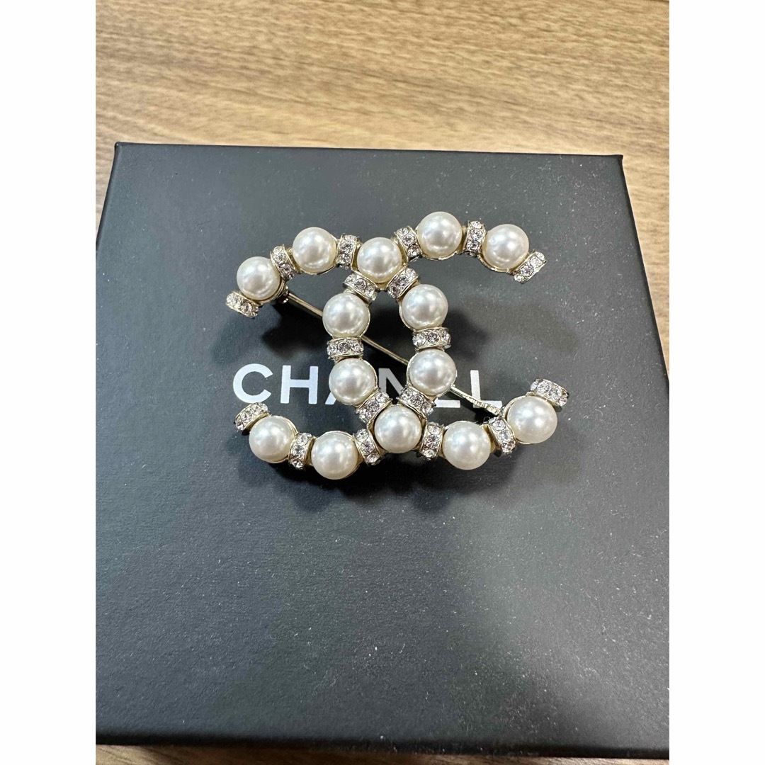 CHANEL(シャネル)のsnowpetal様専用　シャネル　ブローチ　パール レディースのアクセサリー(ブローチ/コサージュ)の商品写真