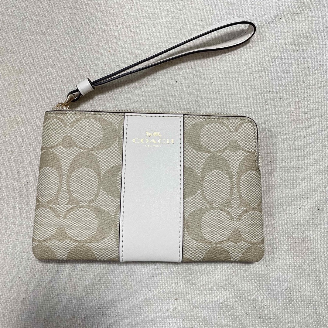 COACH(コーチ)の【新品】COACH コーチ　ポーチ　ベージュ　ホワイト　ジップ　小物入れ レディースのファッション小物(ポーチ)の商品写真