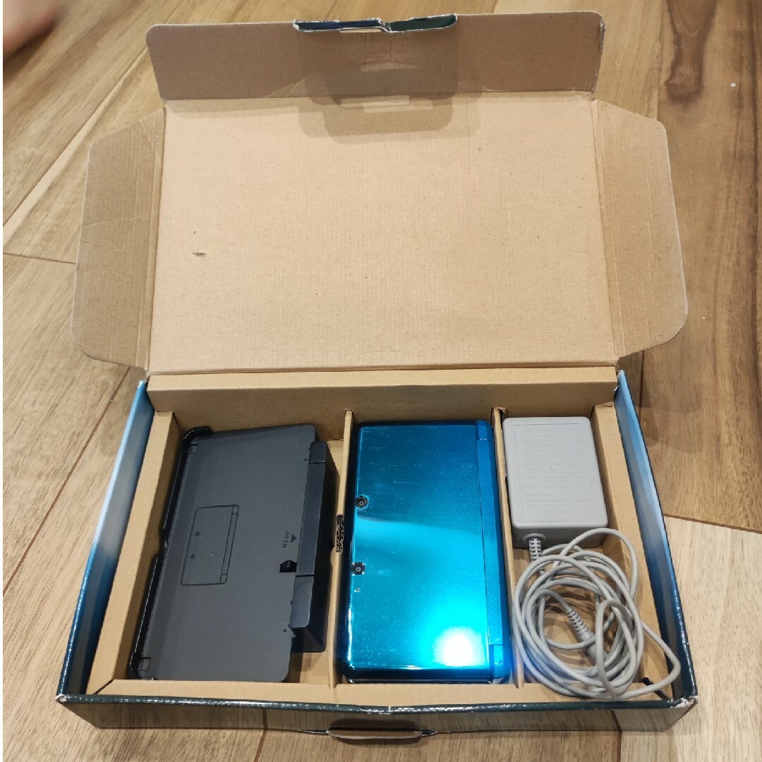 3DS本体　箱付き エンタメ/ホビーのゲームソフト/ゲーム機本体(携帯用ゲーム機本体)の商品写真