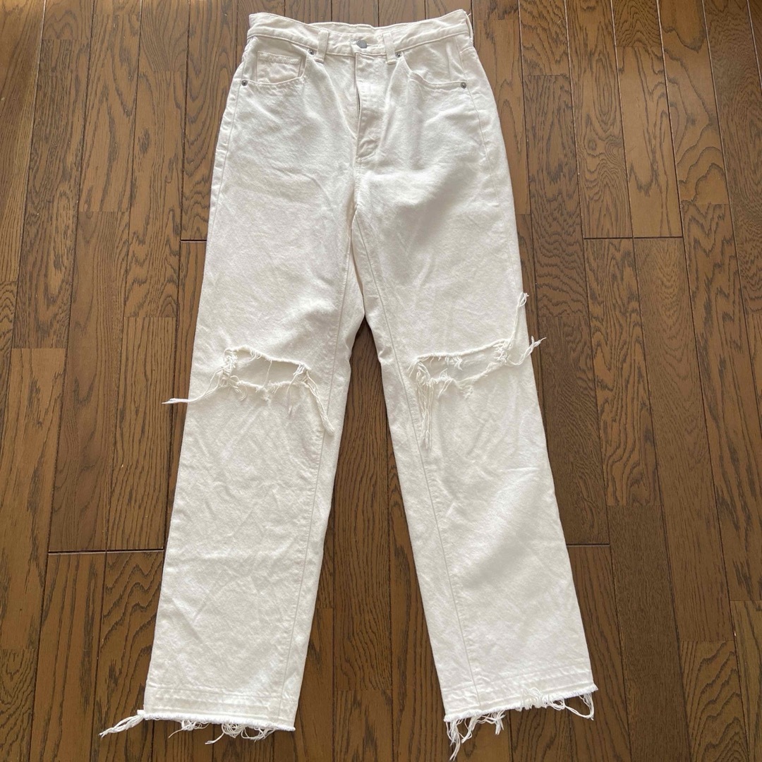 GU(ジーユー)のGU ダメージクラッシュジーンズ　ホワイト レディースのパンツ(デニム/ジーンズ)の商品写真