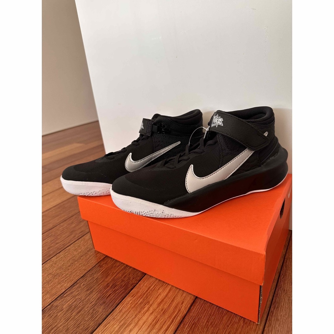 NIKE(ナイキ)の新品　　NIKE チームハッスルD10フライイーズ キッズ/ベビー/マタニティのキッズ靴/シューズ(15cm~)(スニーカー)の商品写真