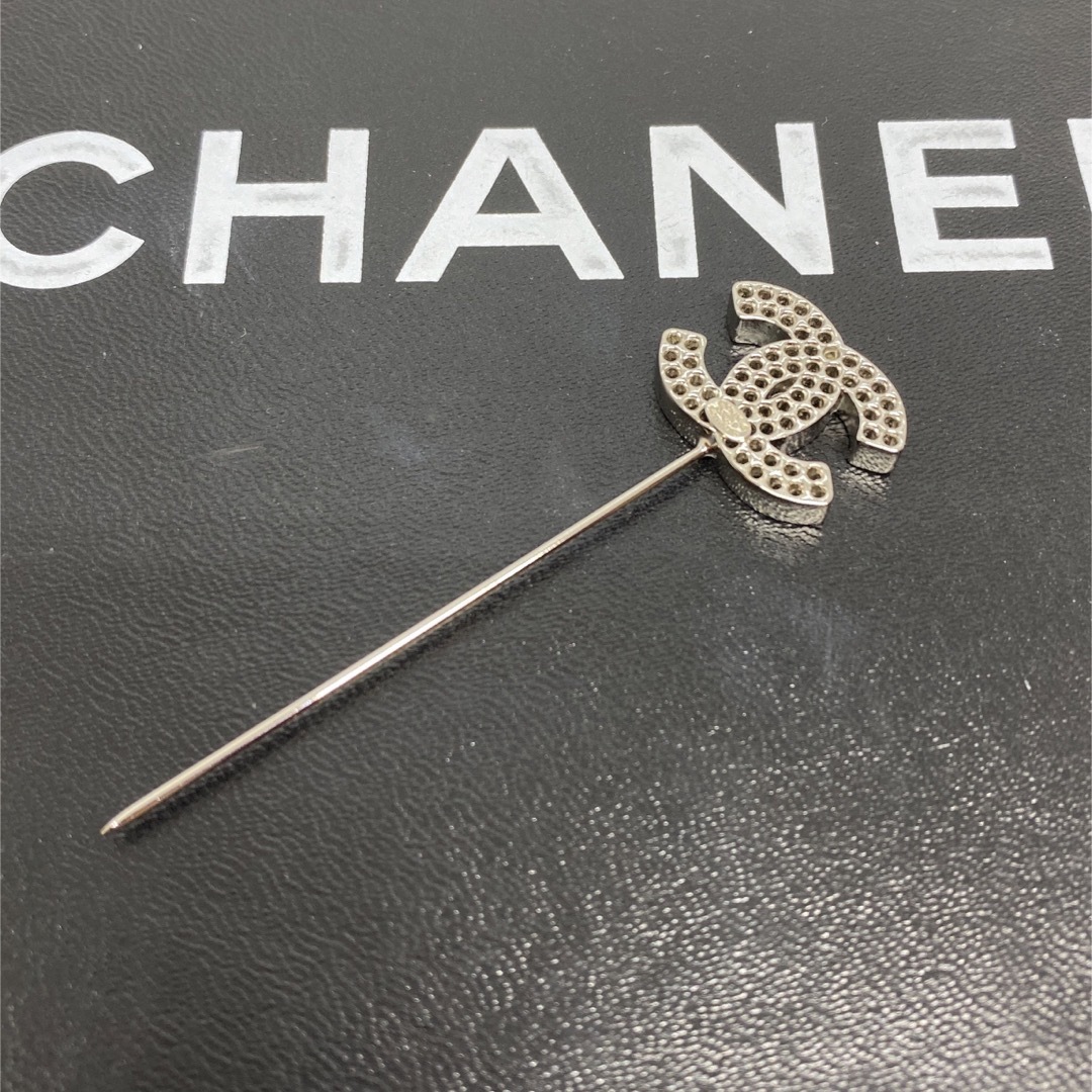 CHANEL(シャネル)の［正規品］CHANEL ココマーク パンチング ピンブローチ　シルバー系 レディースのアクセサリー(ブローチ/コサージュ)の商品写真