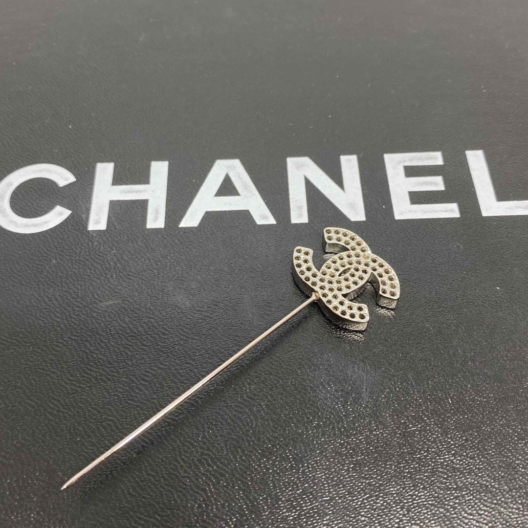 CHANEL(シャネル)の［正規品］CHANEL ココマーク パンチング ピンブローチ　シルバー系 レディースのアクセサリー(ブローチ/コサージュ)の商品写真