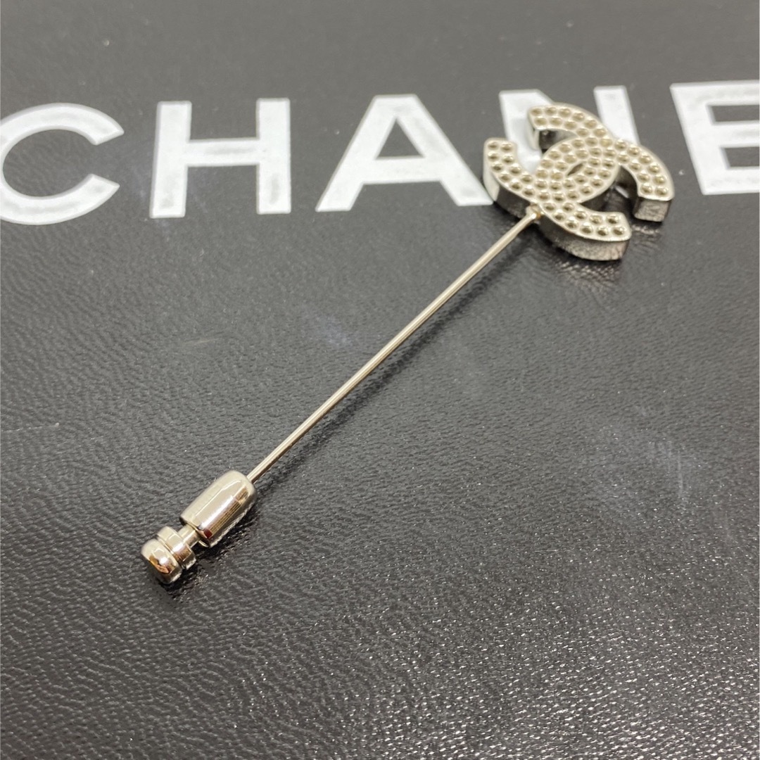 CHANEL(シャネル)の［正規品］CHANEL ココマーク パンチング ピンブローチ　シルバー系 レディースのアクセサリー(ブローチ/コサージュ)の商品写真