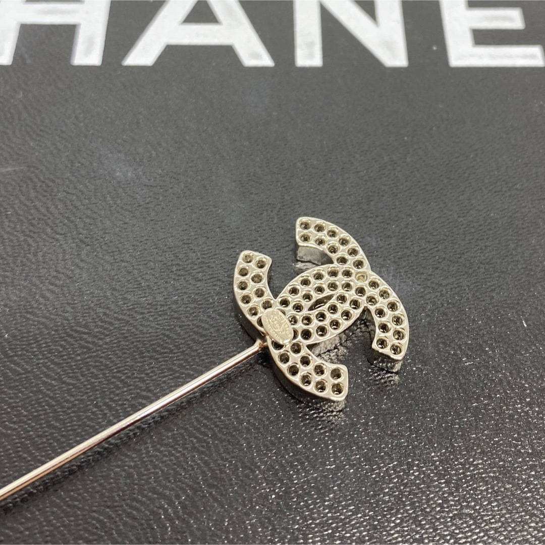 CHANEL(シャネル)の［正規品］CHANEL ココマーク パンチング ピンブローチ　シルバー系 レディースのアクセサリー(ブローチ/コサージュ)の商品写真