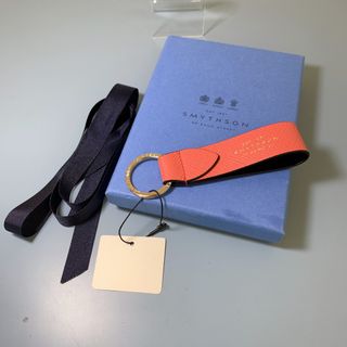 スマイソン(Smythson)のSMYTHSON キーチャーム キーホルダー 箱、リボン付き (キーホルダー)