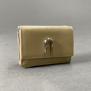 フルラ(Furla)のk7 定価\24,200 FURLA フルラ 2023 Cruise MOON S ムーン 三つ折り財布 ショートウォレット フェイクレザー メタルロゴ ベージュ レザー(財布)