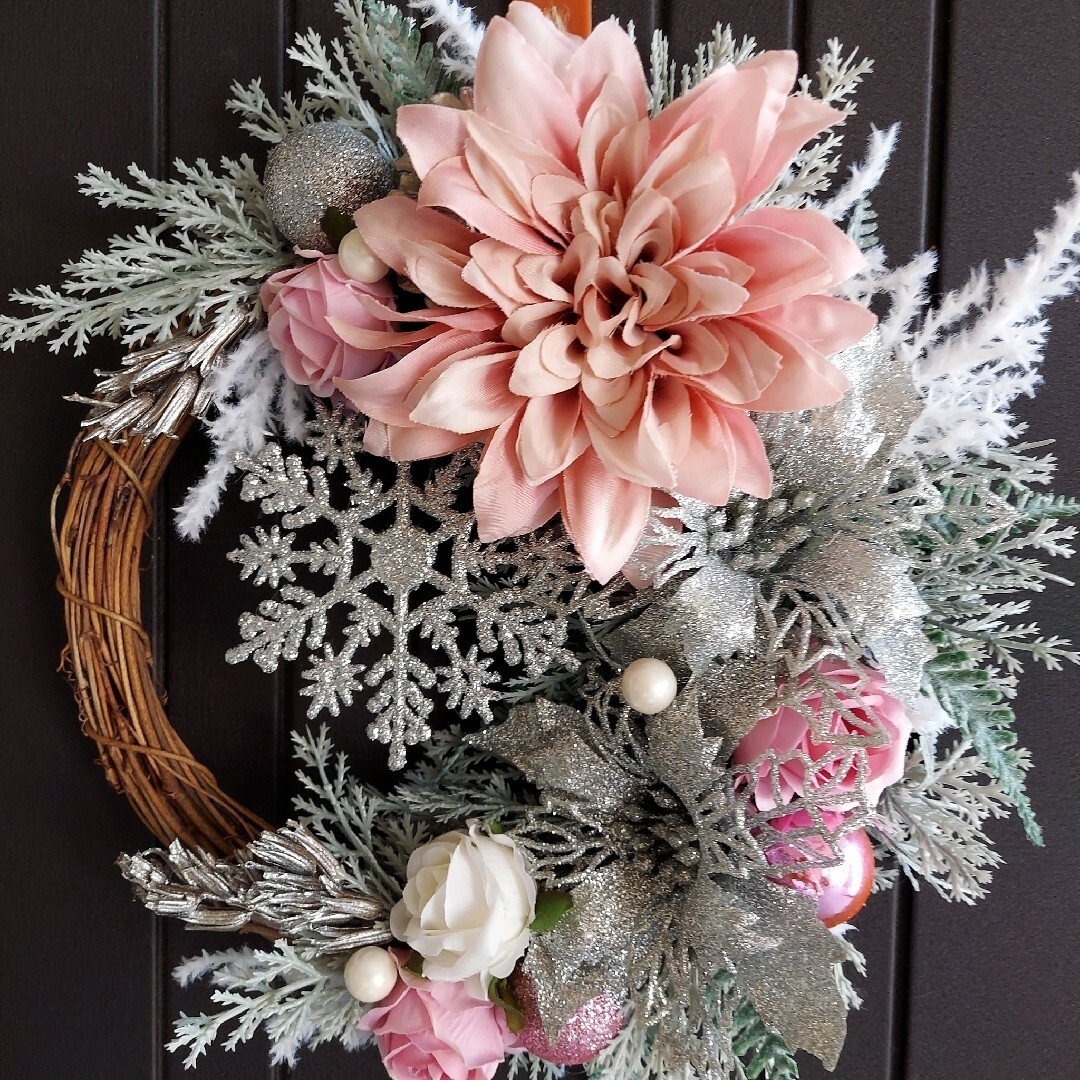 フラワーリース クリスマスリース ピンク＆シルバー2 造花 玄関リース ハンドメイドのフラワー/ガーデン(リース)の商品写真